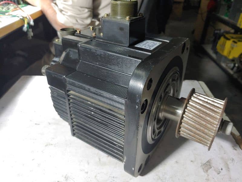 Yaskawa Servo motor 1.8kw with break 2