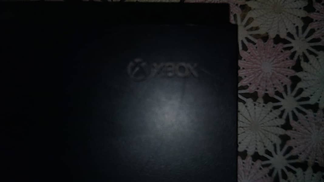 Xbox One X (1TB) 4