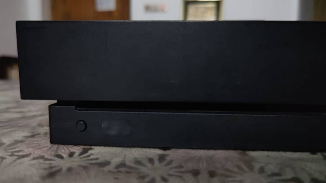 Xbox One X (1TB) 5