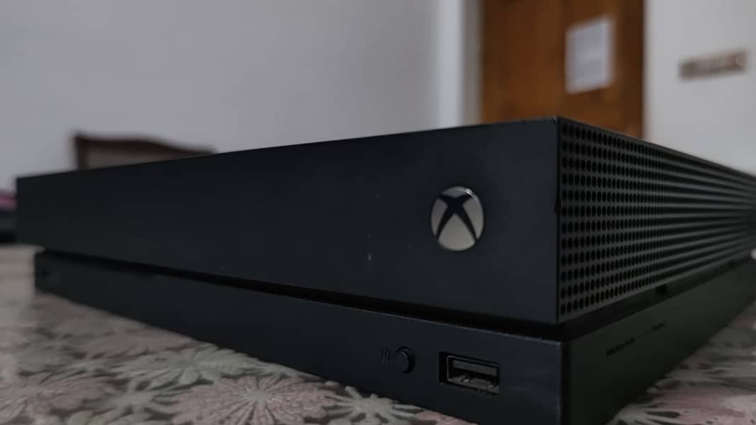 Xbox One X (1TB) 6