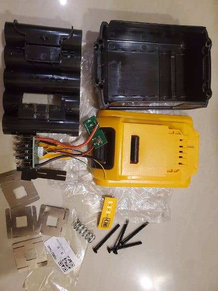 DeWalt battery case without cells for brushless drill wrench 1