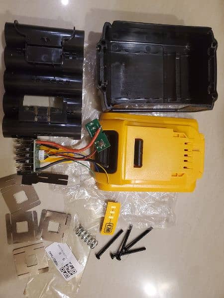 DeWalt 18v battery case and adapter without cells 1