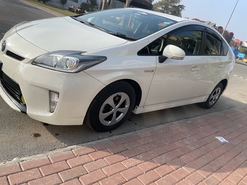 Toyota prius 2015 Pearl white 5