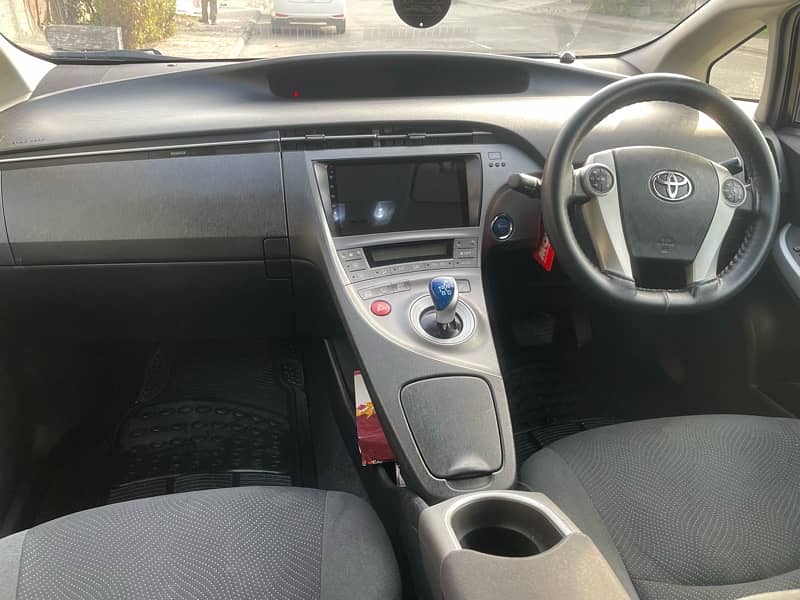 Toyota prius 2015 Pearl white 8