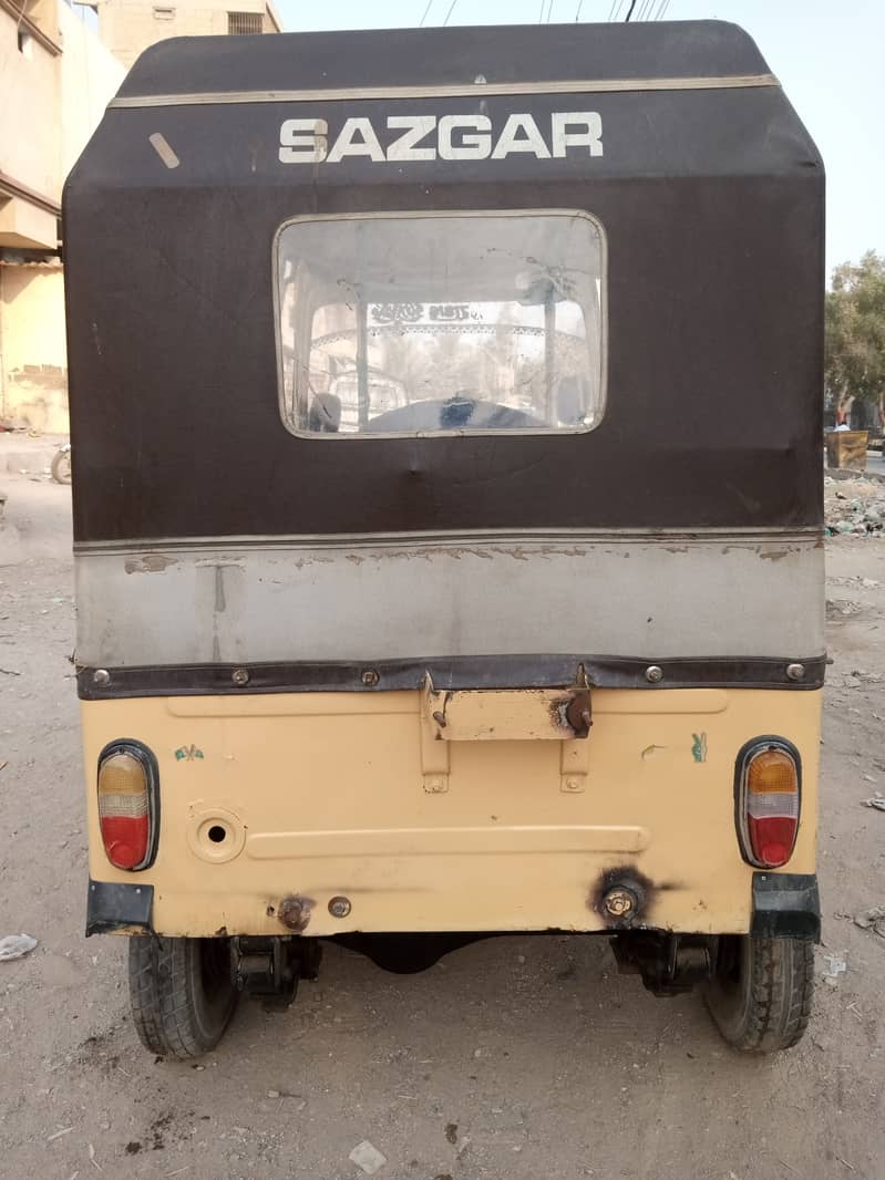 SazGar-2015,FuLL PetRoL Rickshaw,White Engine,Tyar OK,Engine 100% 10