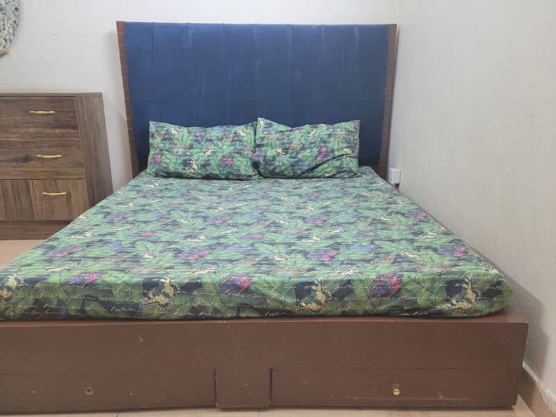 wooden bed 5 x 6 excellent condition without mattress 0