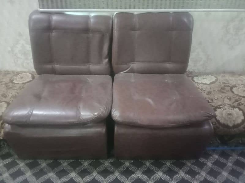 2 leather  seats are for sale urgent 0