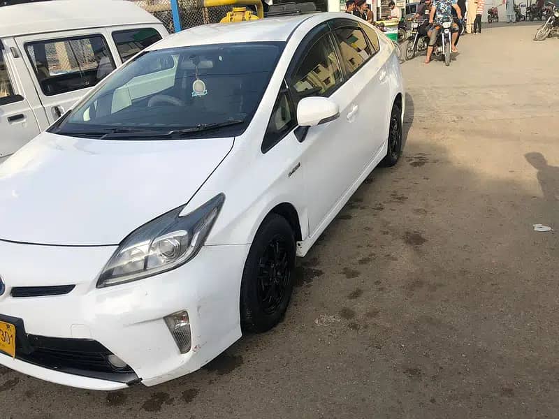 Toyota Prius 1.8 S-LED White Color Hybrid 4