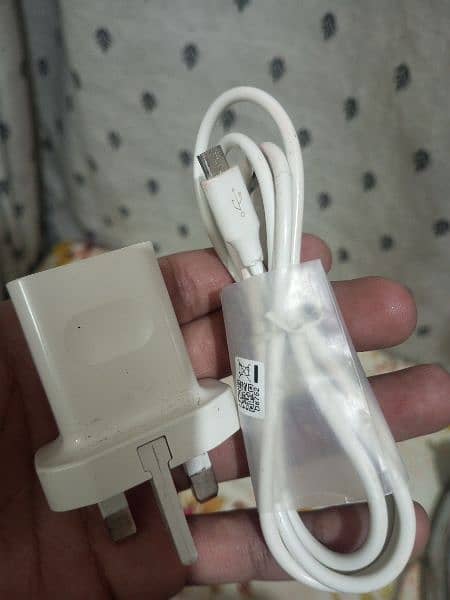 Urgent Sale: iPhone 4 Charger and Huawei Charger + Cable, 11