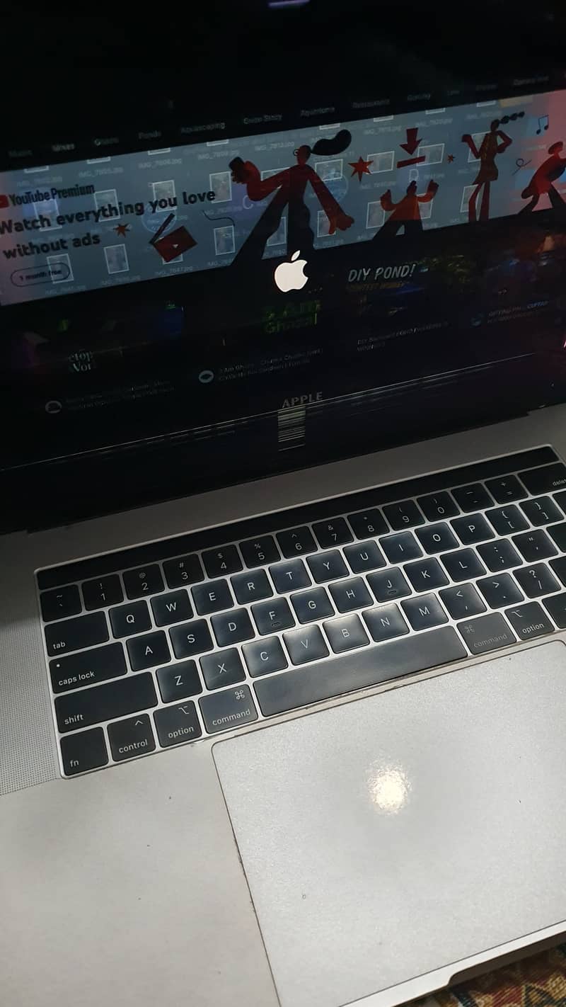 Macbook pro 2017 15 inches with Touch Bar 3