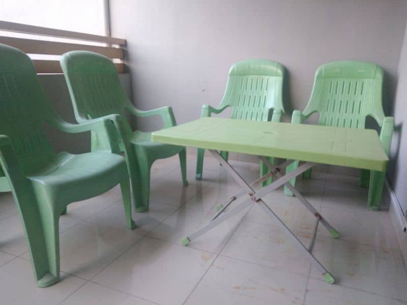 plastic chairs with table 2