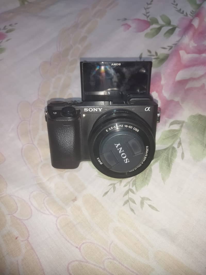 SONY a6400 WITH KIT LENS AND BAG + MEMORY CARD 1
