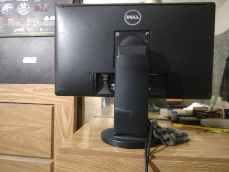 Dell 24 inch LED monitor Bright & Crisp Display. 6