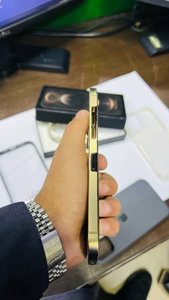 12 IPhone 12 Pro Max ! Non Pta 256gb ! Golden Colour 16