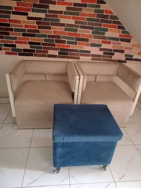 urgent sale unique style sofa set with table full poshish 0