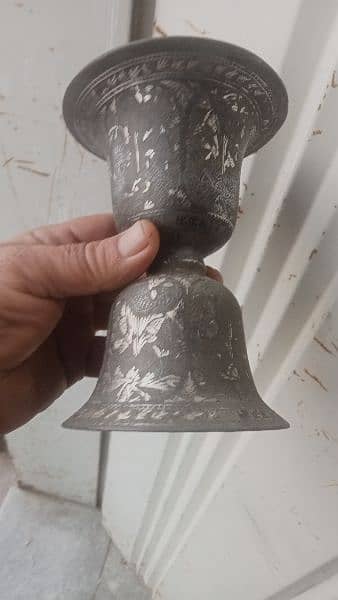 An antique three centuries old spittoon 7