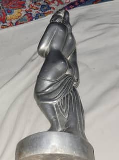 ANTIQUE WORLD PRESENT A WORTSEING HANDMADE SCULPRIT IMPOTED IN METAL