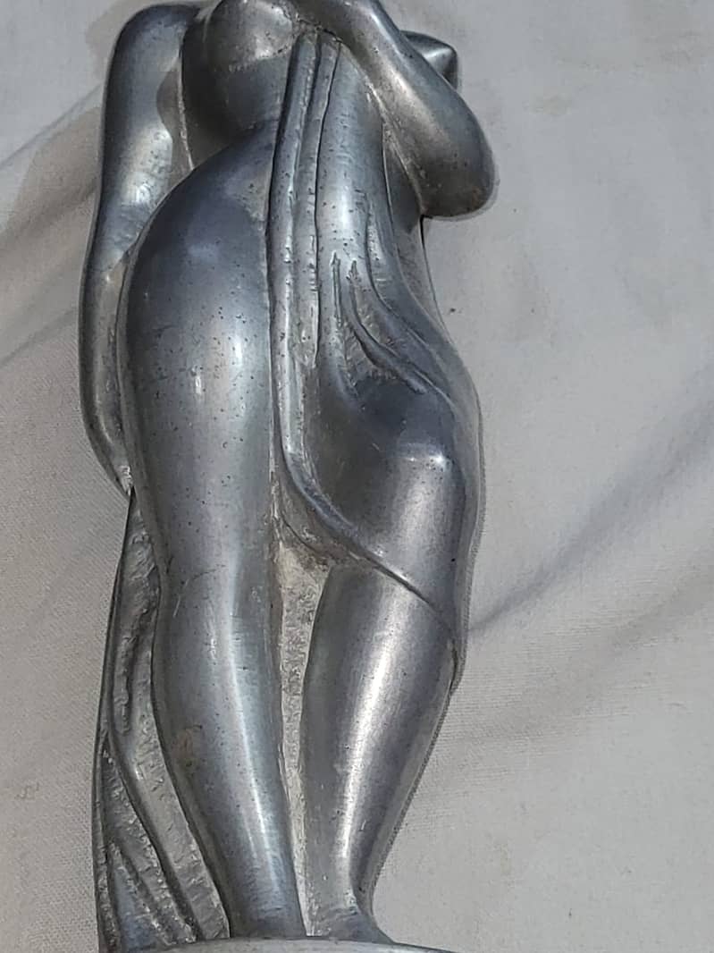 ANTIQUE WORLD PRESENT A WORTSEING HANDMADE SCULPRIT IMPOTED IN METAL 1