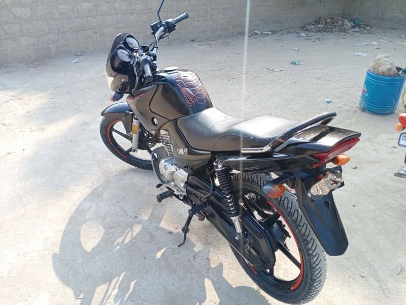 YAMAHA YBR 125 BLACK 6