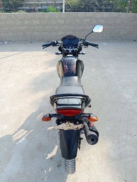 YAMAHA YBR 125 BLACK 8