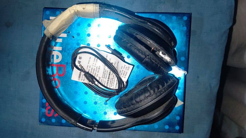 Audionic bluebeats b-707 and 3 m10 earbuds and Samsung earphone 1