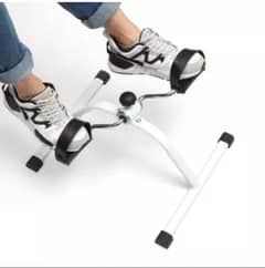 FOLDABLE EXERCISE CYCLE WITH PEDALS