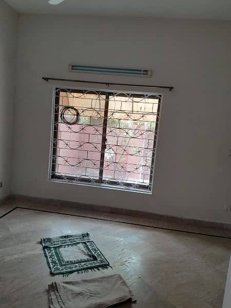 Independent 10 Marla Corner House Near To Market,Mosque & Park 17