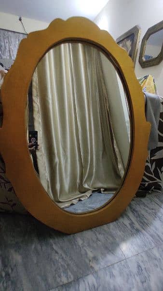 oval shape mirror very beautiful in golden colour 3 by 2 1