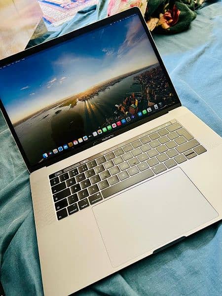 MacBook Pro 2018 15.4 inch 9