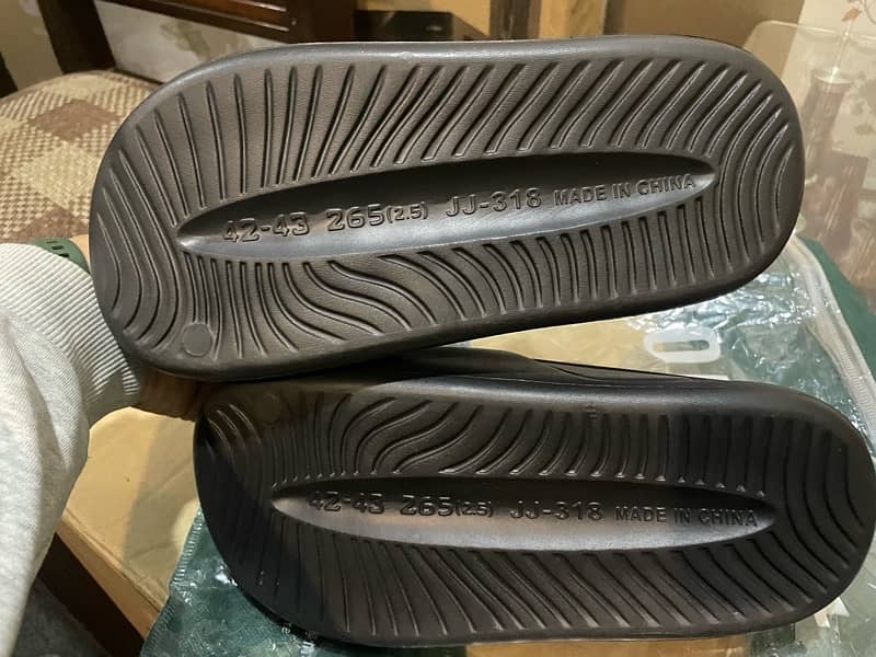 Yeezi slides 1