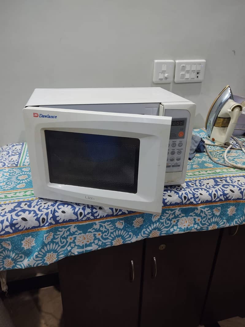 Microwaves Oven Dowlance Excellent Condition 1