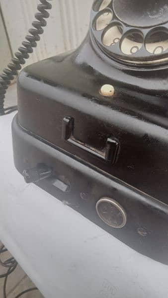 An antique telephone set 3