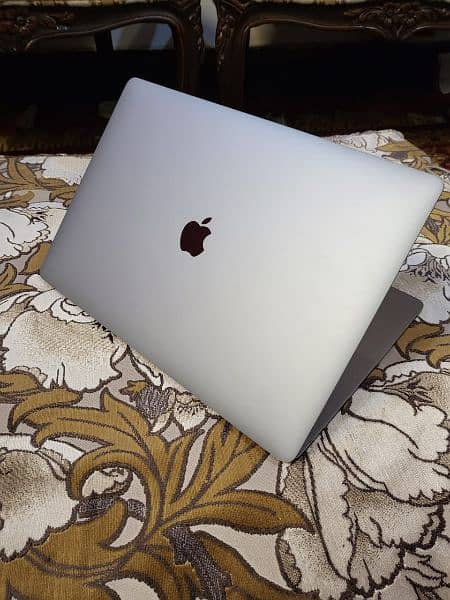 Apple macbook pro 2017 model 15 inch 16gb ram 512 SSD 2