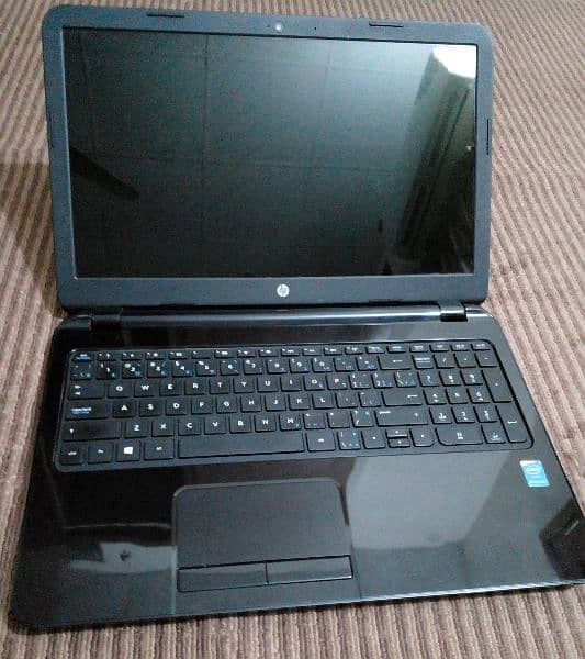 Laptop HP. Model -15R013CA. 1