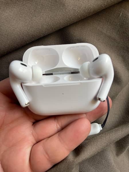 AirPods Pro (2nd generation) 10/10 condition 1 month use 6