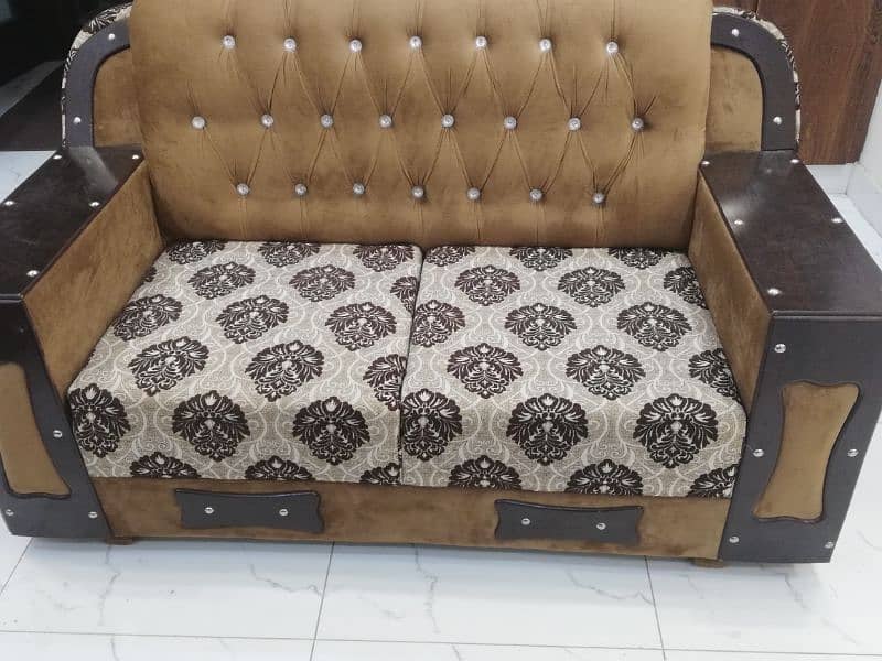 6 seater sofa for sale looking like a new 1