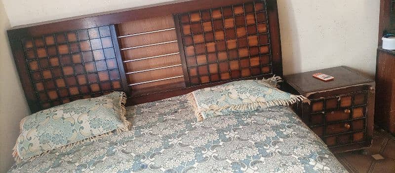 Two side tables.   king size bed.    dressing.     35k price 0