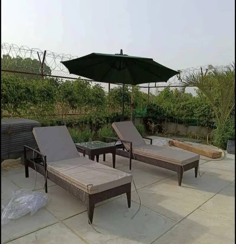 Outdoor Sidepole Umbrella and Pool side Loungers, Resting Relax Chairs 0