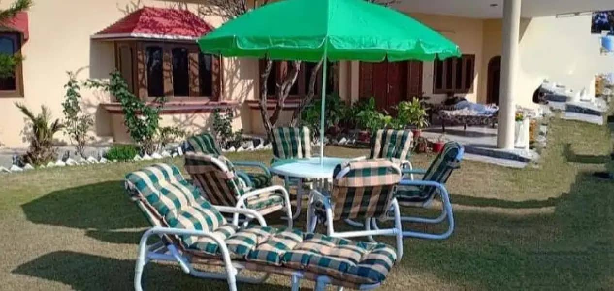Outdoor Sidepole Umbrella and Pool side Loungers, Resting Relax Chairs 2