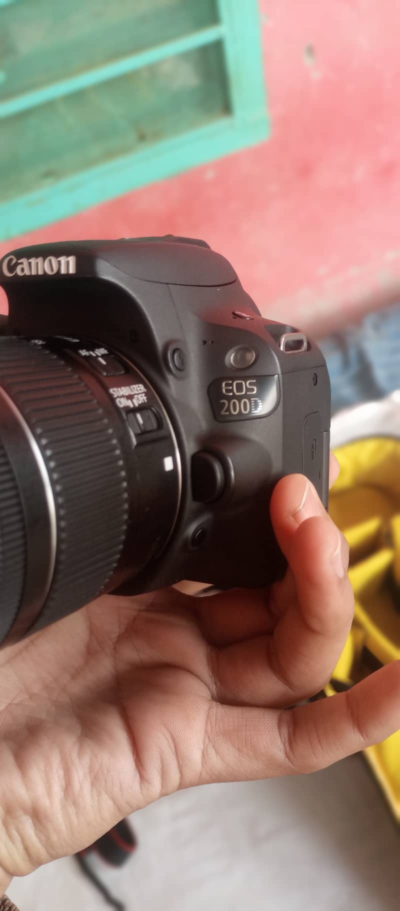Canon 200d DSLR with 18-55 STM lens 0