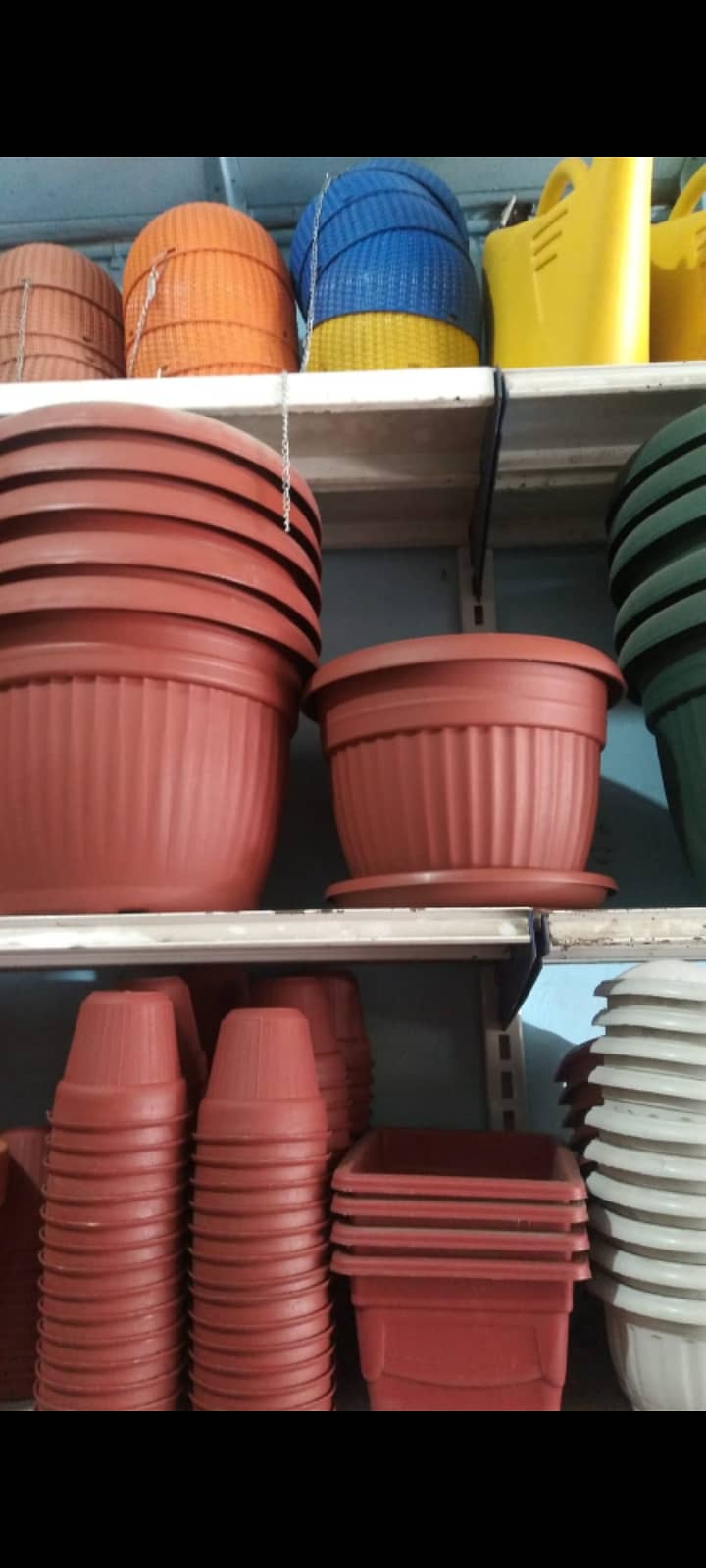 plastic planter & pots 7