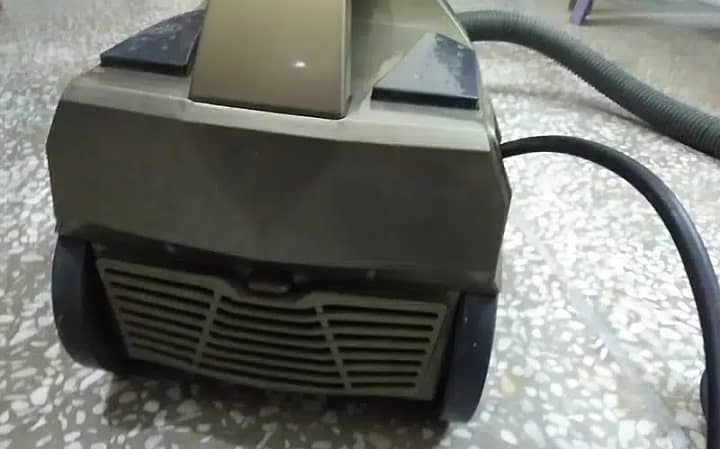 Vaccum Cleaner. . . Morphy Richards 1