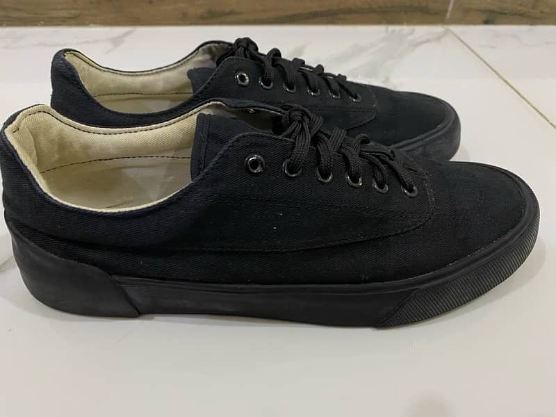 Outfitter Black Sneakers 1
