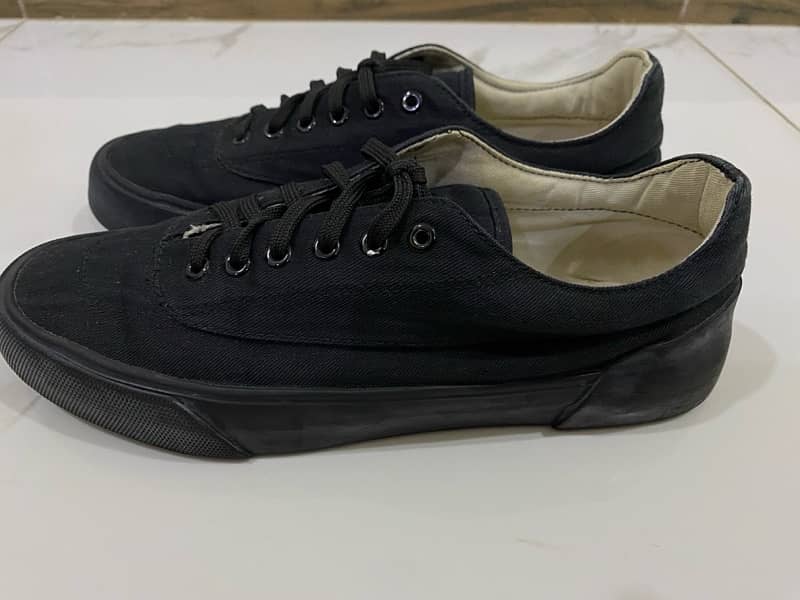 Outfitter Black Sneakers 3