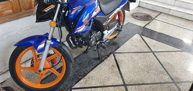 Selling my Honda CB150F SE Blue colour 2500km new condition 4