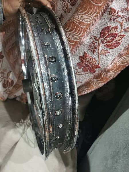 honda deluxe ka rim he or suzuki gs 150 ka hub our wire hain brand new 2