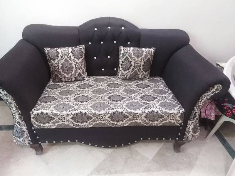 excellent condition of 7 seaters sofa set 4