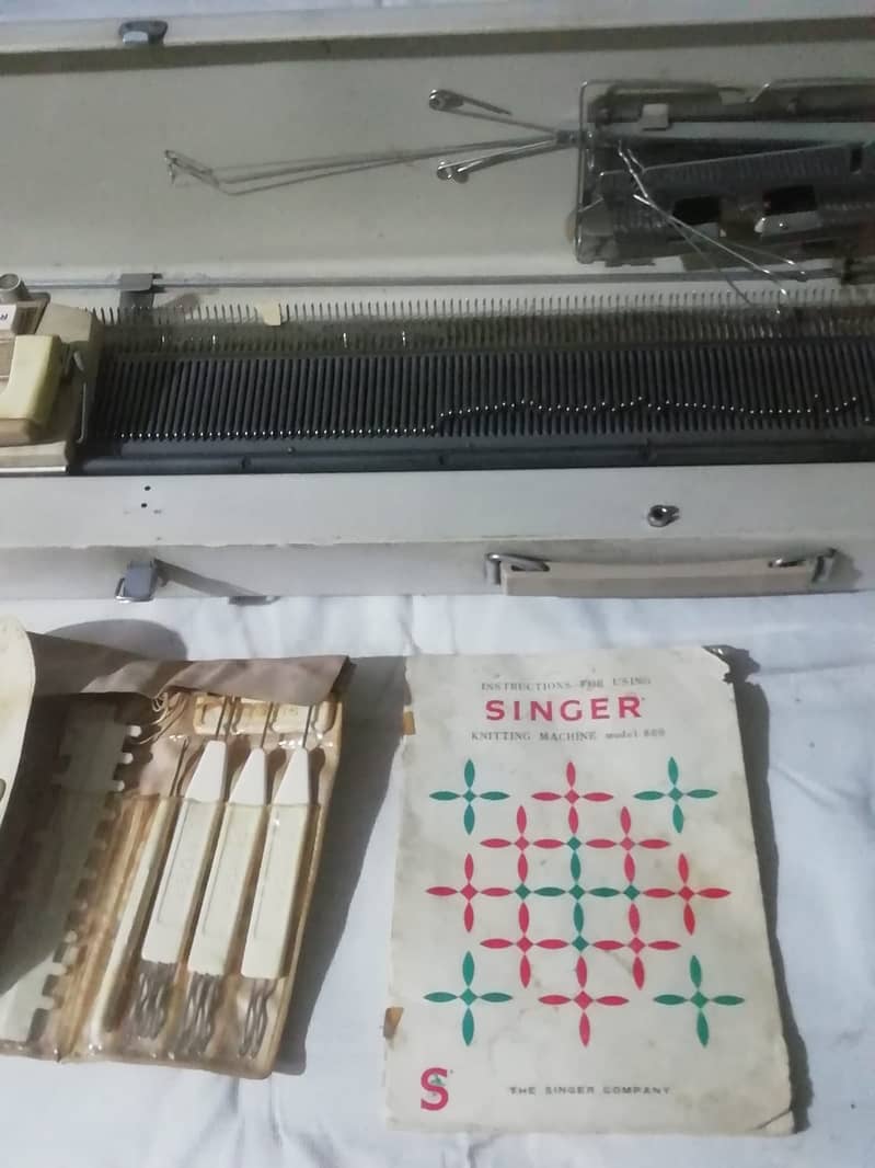 Vintage Singer Knitting Machine. 0