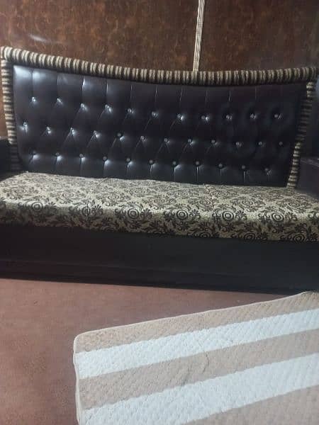 5 seatr sofa almost brand new condition. 0/3/1/2/6/7/5/2/1/4/5 1