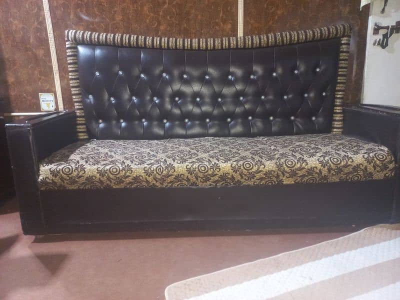5 seatr sofa almost brand new condition. 0/3/1/2/6/7/5/2/1/4/5 3